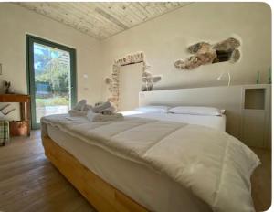 une chambre avec un grand lit dans une pièce dans l'établissement Càmamila sea view bedroom, à Finale Ligure 38 autres photos