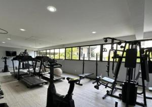 uma academia com várias esteiras e máquinas em uma sala em Beach Class Boa Viagem 4010 em Recife