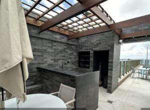 uma cozinha com balcão e um pátio em Beach Class Boa Viagem 4010 em Recife