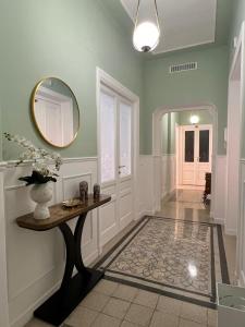 een hal met een tafel en een spiegel bij Domus Dolce Vita - Apartment in Rome