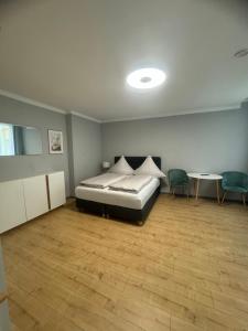 a bedroom with a bed and a table and chairs at City Appartement am Hauptbahnhof in Nürnberg