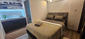 a small room with two beds and a chair at Hermosa casa con espacios independientes cerca a Mall plaza in Manizales