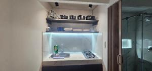a small kitchen with a sink and a stove at Hermosa casa con espacios independientes cerca a Mall plaza in Manizales