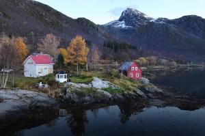 a group of houses on an island in a body of water at Sigerfjordveien 501 in Sortland