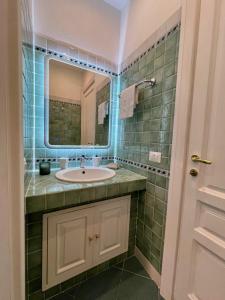een badkamer met een wastafel en een spiegel bij Domus Dolce Vita - Apartment in Rome +16 foto's