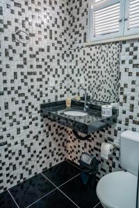 een badkamer met wastafel en toilet bij Pousada Coconut Cumbuco in Cumbuco