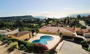 une vue aérienne d'une maison avec piscine dans l'établissement Dreamy Sea View Apartment with Access to Private Pool & Stunning Rooftop, à Luz 34 autres photos