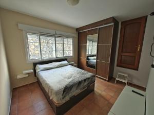 a bedroom with a bed and a window at Esencia de Sal in San Antonio