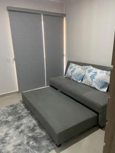 a small bedroom with a bed and a window at Vacacional Bluú Hábitat Lagoons in Los Cerritos +11 photos