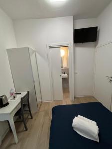 um quarto com uma cama, uma mesa e um espelho em LU.NA em Bolonha