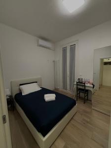 um quarto com uma cama com duas toalhas em LU.NA em Bolonha
