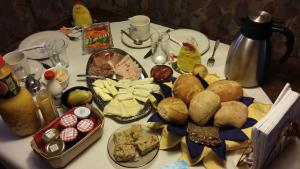 a table with a plate of food and birds on it at Zwei ruhige, private Gästezimmer nahe U-Bahn in Nuremberg