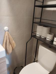 Ένα μπάνιο στο Robezu Apartments