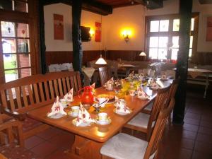una mesa de madera con comida en un restaurante en Naturhotel Hof Ehlers, en Bergen
