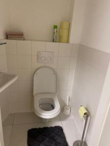 a small bathroom with a toilet with a black rug at Privat Zimmer Sanela in Payerbach