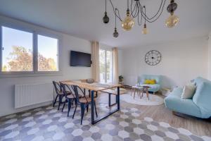 a living room with a table and chairs and a couch at Fridhome Parking Wifi Fibre 2MIN Tram in Bruges