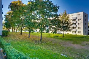 a park with trees and a bench in front of a building at Fridhome Parking Wifi Fibre 2MIN Tram in Bruges