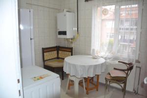 a kitchen with a table and chairs and a window at Huzur 3 in Edirne