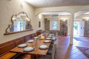 a dining room with a long table and a mirror at Villa ai Caprioli Mondaino in Mondaino