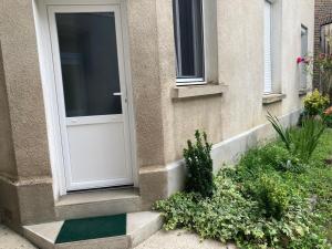 a white door on the side of a building at Appartement centre bourg Toucy in Toucy