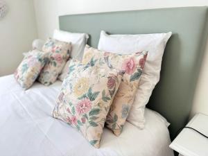 Ένα ή περισσότερα κρεβάτια σε δωμάτιο στο La Maison bleue - Plain-Pied proche plages et Caen