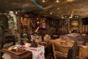 a restaurant with a table and chairs in a room with a ceiling at Estancia San Juan in Cuenca