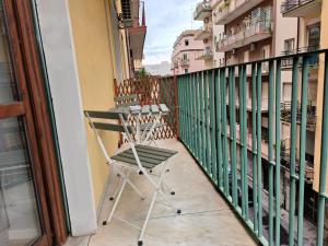 una sedia sul balcone di un edificio di Canfora 163 Cutaias apartment a Catania