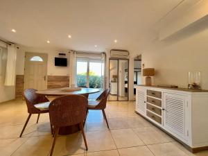 昂叙埃拉雷东Appartement "Calanques" - Domaine Ciel et Mer的厨房兼餐厅，配有桌椅