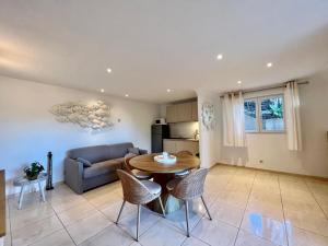 昂叙埃拉雷东Appartement "Calanques" - Domaine Ciel et Mer的客厅里有一张沙发和一张桌子。 更多8张照片
