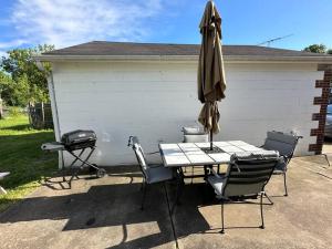 Akron Abode - 2pm Check In & Out的庭院或其他户外区域