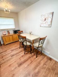 亚克朗Akron Abode - 2pm Check In & Out的一间带桌子和四把椅子的用餐室