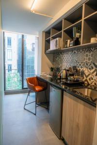 une cuisine avec un comptoir et une chaise dans l'établissement NIU Reforma, à Mexico