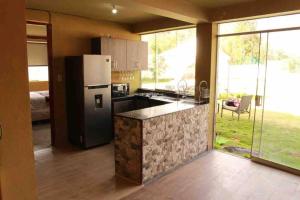 una cucina con frigorifero e piano di lavoro di Casa Victoria - Huayllabamba, Urubamba Cusco, Perú a Huayllabamba