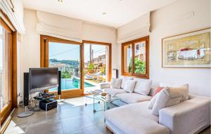 un salon avec un canapé et une télévision dans l'établissement Stunning Home In Mancor De La Vall, à Mancor del Valle