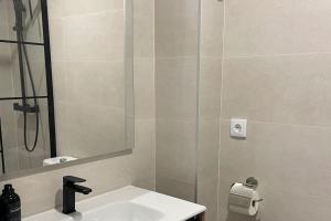 een badkamer met wastafel en douche met spiegel bij Apartamento La Barrosa Beach in Novo Sancti Petri +8 foto's