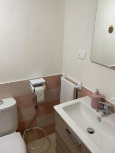 une salle de bain avec des toilettes blanches et un lavabo dans l'établissement Liuzzi, à Martina Franca 6 autres photos