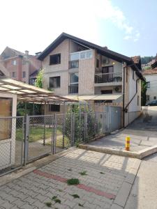 una valla delante de un edificio en Stan na dan Iva 5, en Užice 8 fotos más