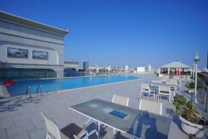 Bazén v ubytování Habitat Hotel All Suites - Jeddah nebo v jeho okolí