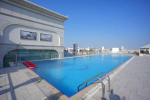 Bazén v ubytování Habitat Hotel All Suites - Jeddah nebo v jeho okolí