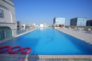 Bazén v ubytování Habitat Hotel All Suites - Jeddah nebo v jeho okolí