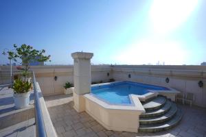 Bazén v ubytování Habitat Hotel All Suites - Jeddah nebo v jeho okolí