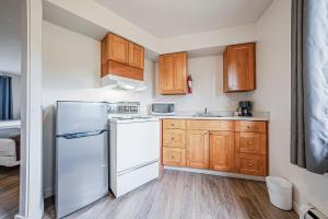 Kuchyň nebo kuchyňský kout v ubytování Bluebird Motel