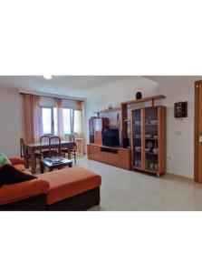 ein Wohnzimmer mit Sofa und Tisch in der Unterkunft El Roque de Garachico in Garachico