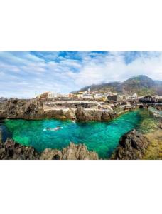 ein Bild eines Flusses mit Felsen und Wasser in der Unterkunft El Roque de Garachico in Garachico