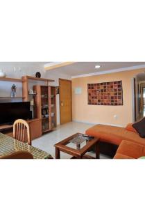 ein Wohnzimmer mit Sofa und Tisch in der Unterkunft El Roque de Garachico in Garachico