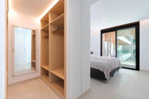 Un dormitorio con una cama y una ventana grande. en Jade Tower - 2-Bedroom Coastal Luxury Apartment in Fuengirola, en Fuengirola 25 fotos más