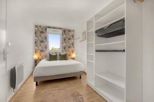 a small bedroom with a bed and a window at ღ Bartavelles - FREE Parking at 4min Blagnac Airport in Blagnac