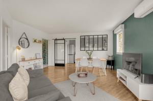 a living room with a couch and a table at ღ Bartavelles - FREE Parking at 4min Blagnac Airport in Blagnac