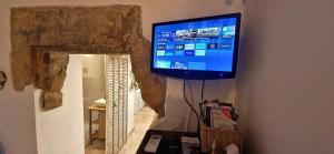 a flat screen tv hanging on a wall at Appartement centre historique - climatisé avec extérieur au calme in Aix-en-Provence