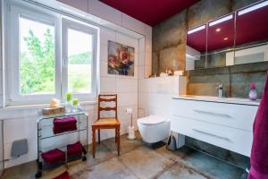 Ένα μπάνιο στο Große Monteur- und Handwerkerwohnung für 8 Personen mit 4 Schlafzimmern in Aichen bei Waldshut-Tiengen +44 φωτογραφίες